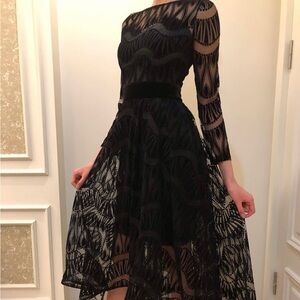 Gorgeous evening gown that's never been worn. Tag has been removed, size 6 (S).